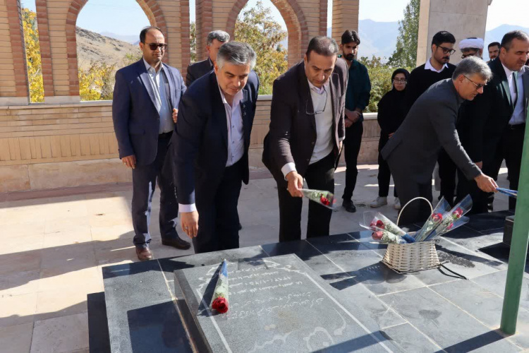 حضور استاندار مرکزی و مسئولان در محل یادمان شهدای گمنام دانشگاه علوم پزشکی اراک